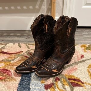 Ariat low cowgirl/cowboy boots